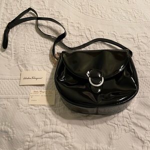 VTG SALVATORE FERRAGAMO BLK PATENT LEATHER CROSSBODY HANDBAG (E216121).. NWT